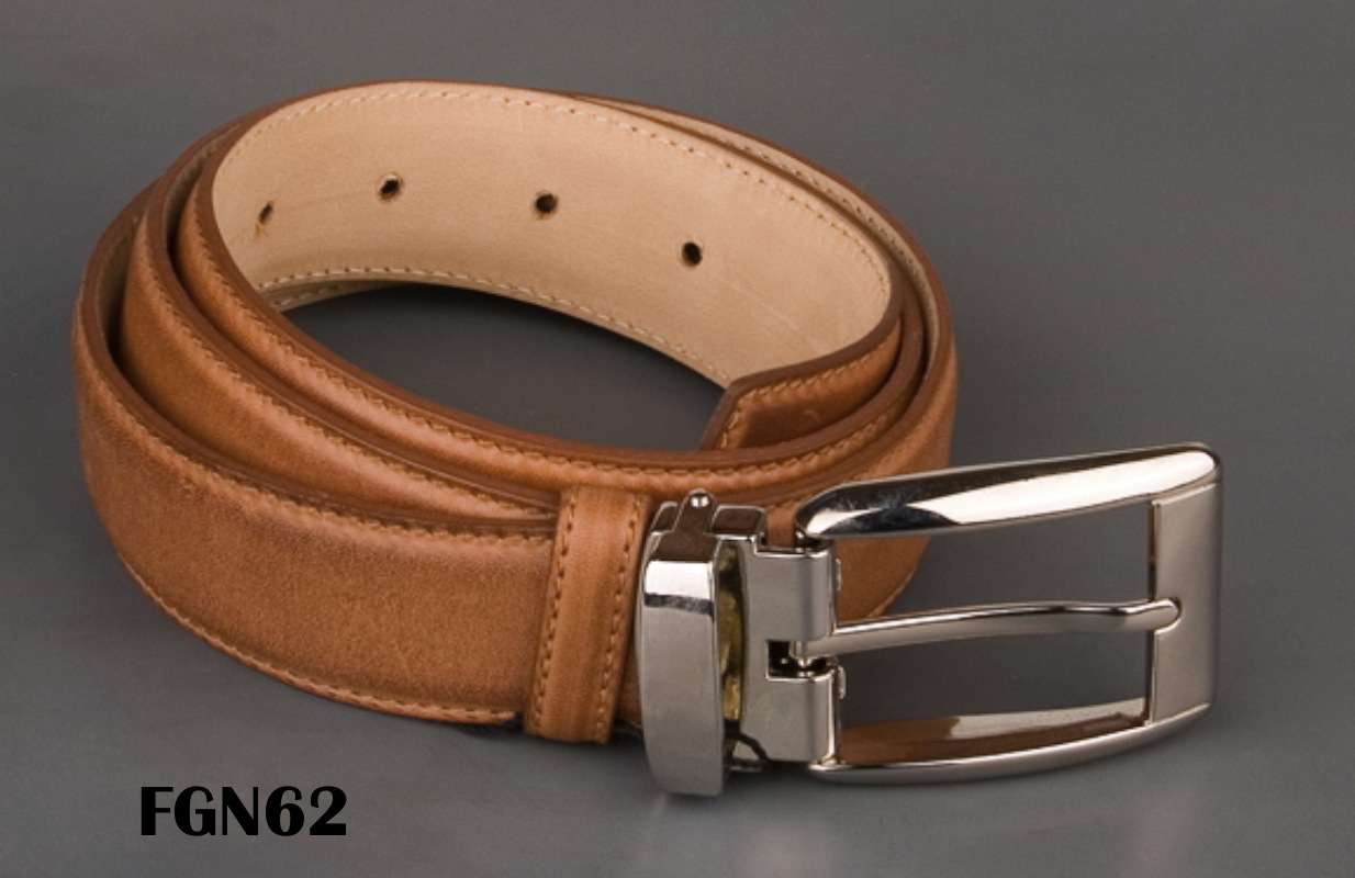 Men’s leather belt with premium buckle and modern styling
